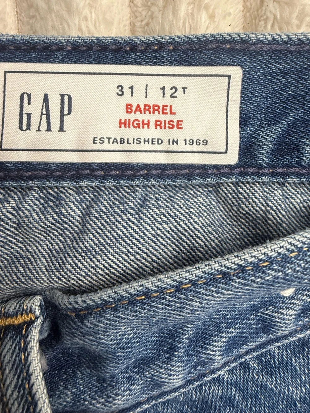 GAP High-Rise Medium Wash Barrel Leg Jeans Size 31 / 12 Tall